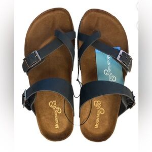 Mountain Sole Leather Sandal. Size 6. Black . NEW IN BOX.